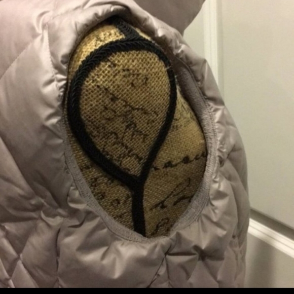 Athleta NWOT Rose champagne puffer vest - Picture 4 of 4